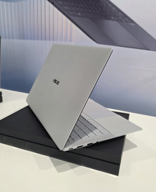ExpertBook Ultra ajunge în România: laptop ASUS de 0,99 kg cu ecran OLED și securitate enterprise