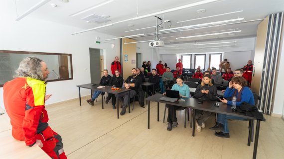 Când tehnologia te bagă în „ceață” pe munte. Salvamont: turiștii folosesc AI pentru trasee și ajung în pericol