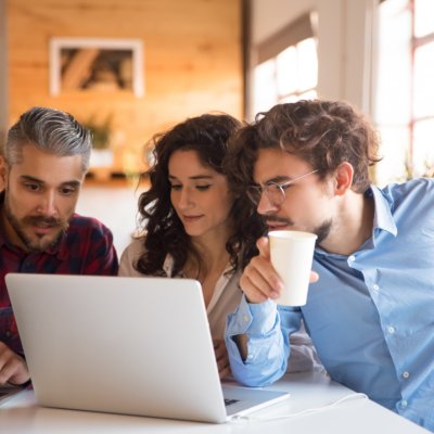 Doar 18% dintre companii reușesc să obțină valoare din AI, deși 86% își cresc investițiile