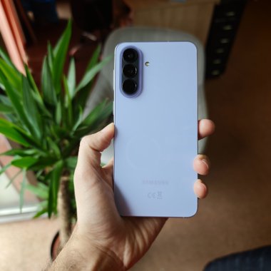 Samsung Galaxy A57 vs A56: ce aduce noul model și cât costă