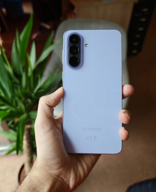 Samsung Galaxy A57 vs A56: ce aduce noul model și cât costă