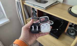 REVIEW Samsung Galaxy Buds 4 vs Buds 4 Pro: filozofii diferite, confort excelent