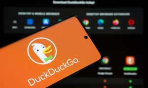 Oamenii folosesc din ce în ce mai mult motorul de căutare DuckDuckGo, după ce Google integrează AI în search
