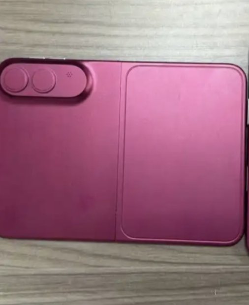 iPhone Ultra, pliabilul de la Apple, apare într-un clip de pe linia de producție