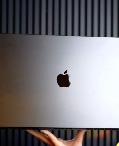 REVIEW Macbook Pro M5 Max: condensarea unui desktop în format portabil