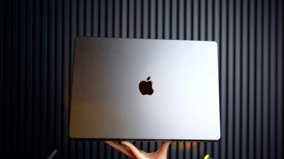 REVIEW Macbook Pro M5 Max: condensarea unui desktop în format portabil