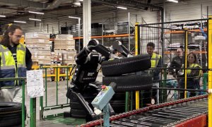 Calvin, muncitorul care nu transpiră din fabricile Renault | Reportaj în fabrica unde roboții lucrează cot la cot cu oamenii
