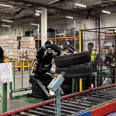 Calvin, muncitorul care nu transpiră din fabricile Renault | Reportaj în fabrica unde roboții lucrează cot la cot cu oamenii