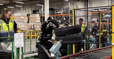Calvin, muncitorul care nu transpiră din fabricile Renault | Reportaj în fabrica unde roboții lucrează cot la cot cu oamenii