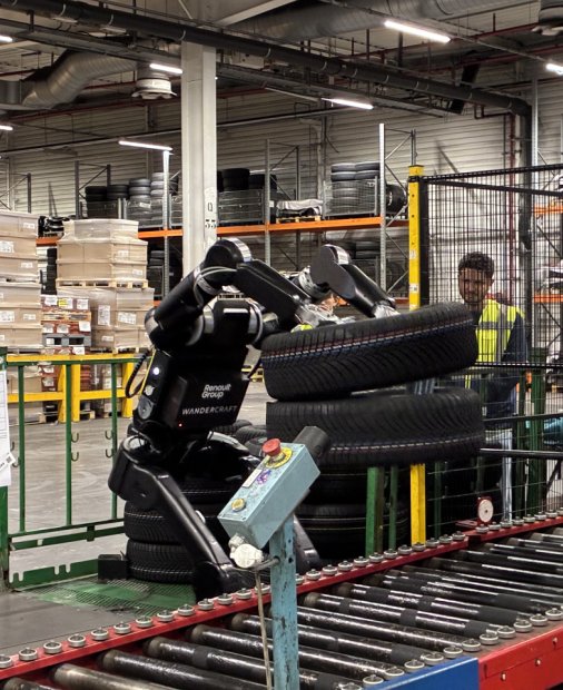 Calvin, muncitorul care nu transpiră din fabricile Renault | Reportaj în fabrica unde roboții lucrează cot la cot cu oamenii