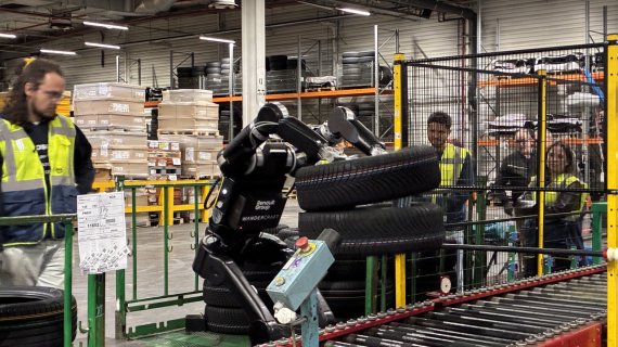 Calvin, muncitorul care nu transpiră din fabricile Renault | Reportaj în fabrica unde roboții lucrează cot la cot cu oamenii