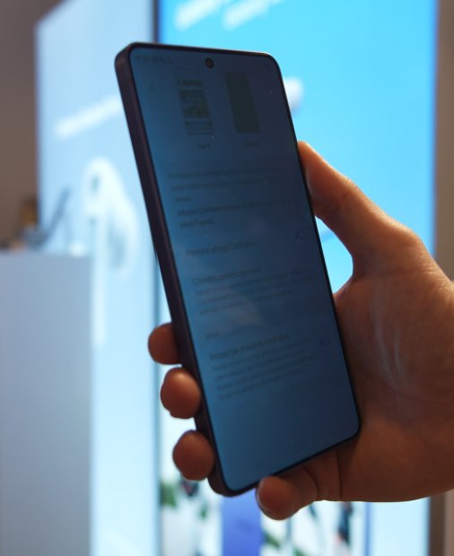 Funcția Privacy Display de la Samsung ar putea ajunge pe viitoarele flagship-uri Honor și Xiaomi