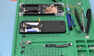 REPORTAJ FOTO Cum arată procesul de reparație a unui gadget în mai puțin de oră