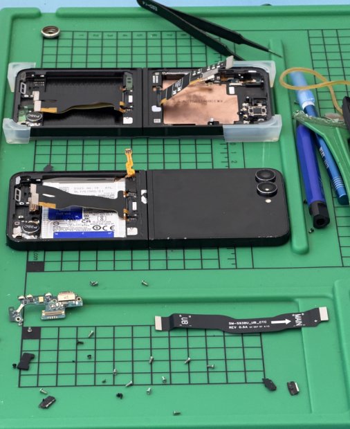REPORTAJ FOTO Cum arată procesul de reparație a unui gadget în mai puțin de oră