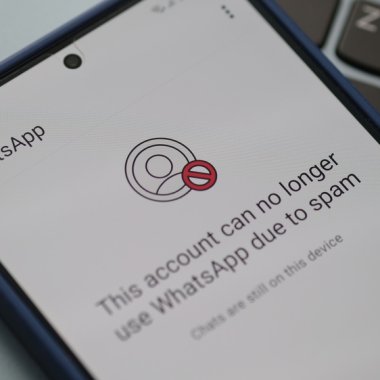 Românii care pleacă în vacanță, vizați de o înșelătorie pe WhatsApp în numele unor hoteluri