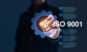 Ghid certificare ISO 9001: Ce inseamna si cum te ajuta in licitatii