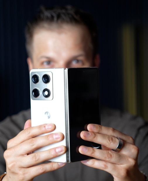 REVIEW Motorola Razr Fold: nu e cel mai subțire și nici cel mai ușor, dar e cel mai bun pliabil?
