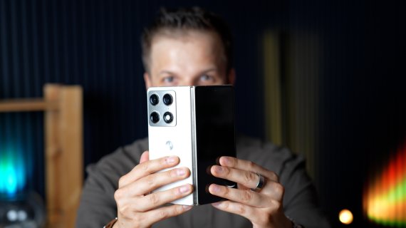 REVIEW Motorola Razr Fold: nu e cel mai subțire și nici cel mai ușor, dar e cel mai bun pliabil?