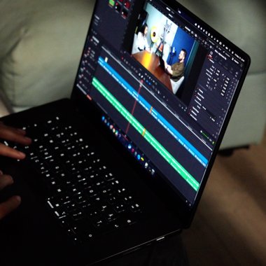 Apple urmează să lanseze un MacBook cu ecran OLED tactil. Calendarul lansărilor din următorul an