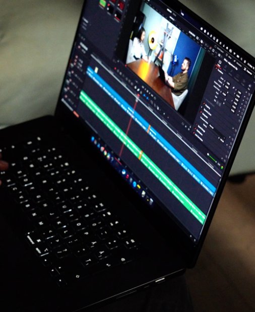 Apple urmează să lanseze un MacBook cu ecran OLED tactil. Calendarul lansărilor din următorul an