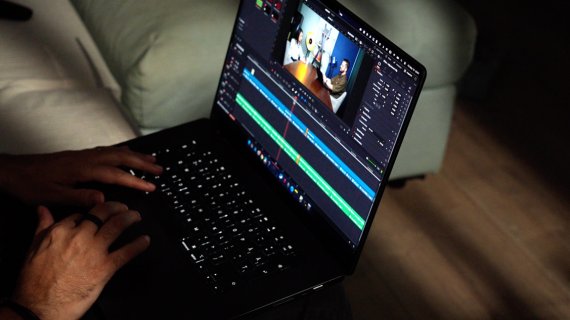 Apple urmează să lanseze un MacBook cu ecran OLED tactil. Calendarul lansărilor din următorul an
