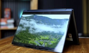 REVIEW Lenovo Yoga 9 2 in 1 Aura Edition e un laptop superb. Păcat că are Windows