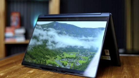 REVIEW Lenovo Yoga 9 2 in 1 Aura Edition e un laptop superb. Păcat că are Windows