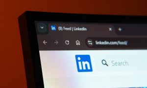 Linkedin îți permite să raportezi conținutul scris doar cu AI. 40% din postările platformei sunt "AI Slop"