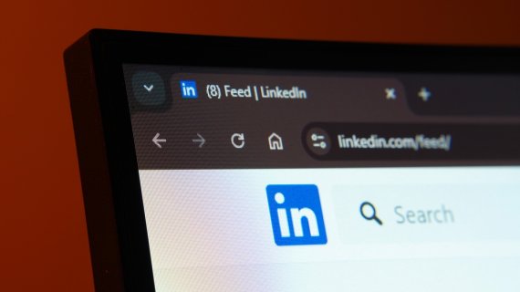 Linkedin îți permite să raportezi conținutul scris doar cu AI. 40% din postările platformei sunt "AI Slop"