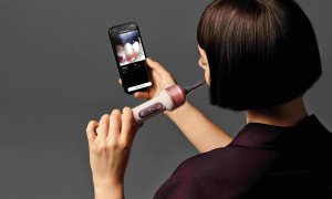 Dyson lansează periuța de dinți care costă 2400 de lei: are cameră și jet automat de apă de gură