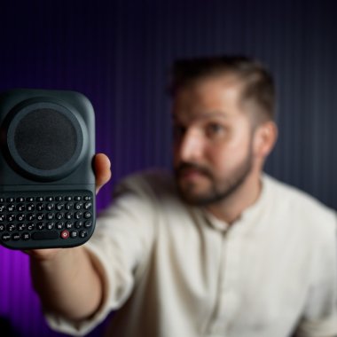 REVIEW Clicks Power Keyboard - accesoriul cu care tastezi ca pe BlackBerry în 2026