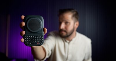 REVIEW Clicks Power Keyboard - accesoriul cu care tastezi ca pe BlackBerry în 2026