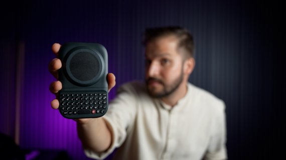 REVIEW Clicks Power Keyboard - accesoriul cu care tastezi ca pe BlackBerry în 2026