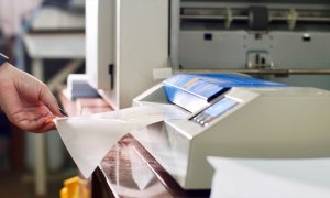Cum te ajută un aparat de laminat să reduci costurile operaționale?
