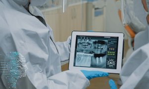 Roboți care pregătesc dinții pentru fațete și zâmbete proiectate dintr-un selfie: cum intră AI-ul în stomatologie
